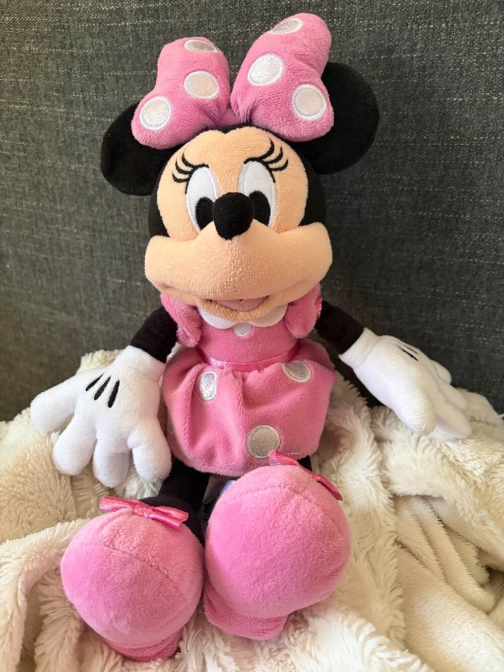 Minnie Plush Doll Pink Outfit & Polka Dot Bow Soft Toy U57